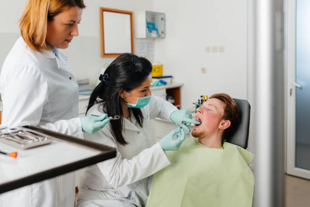 Best Emergency Tooth Extraction  in Rexland Acres, CA